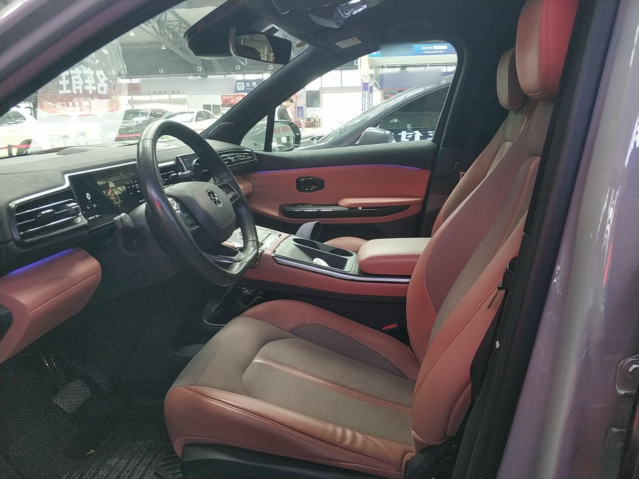 المقاعد الأمامية داخل السيارة