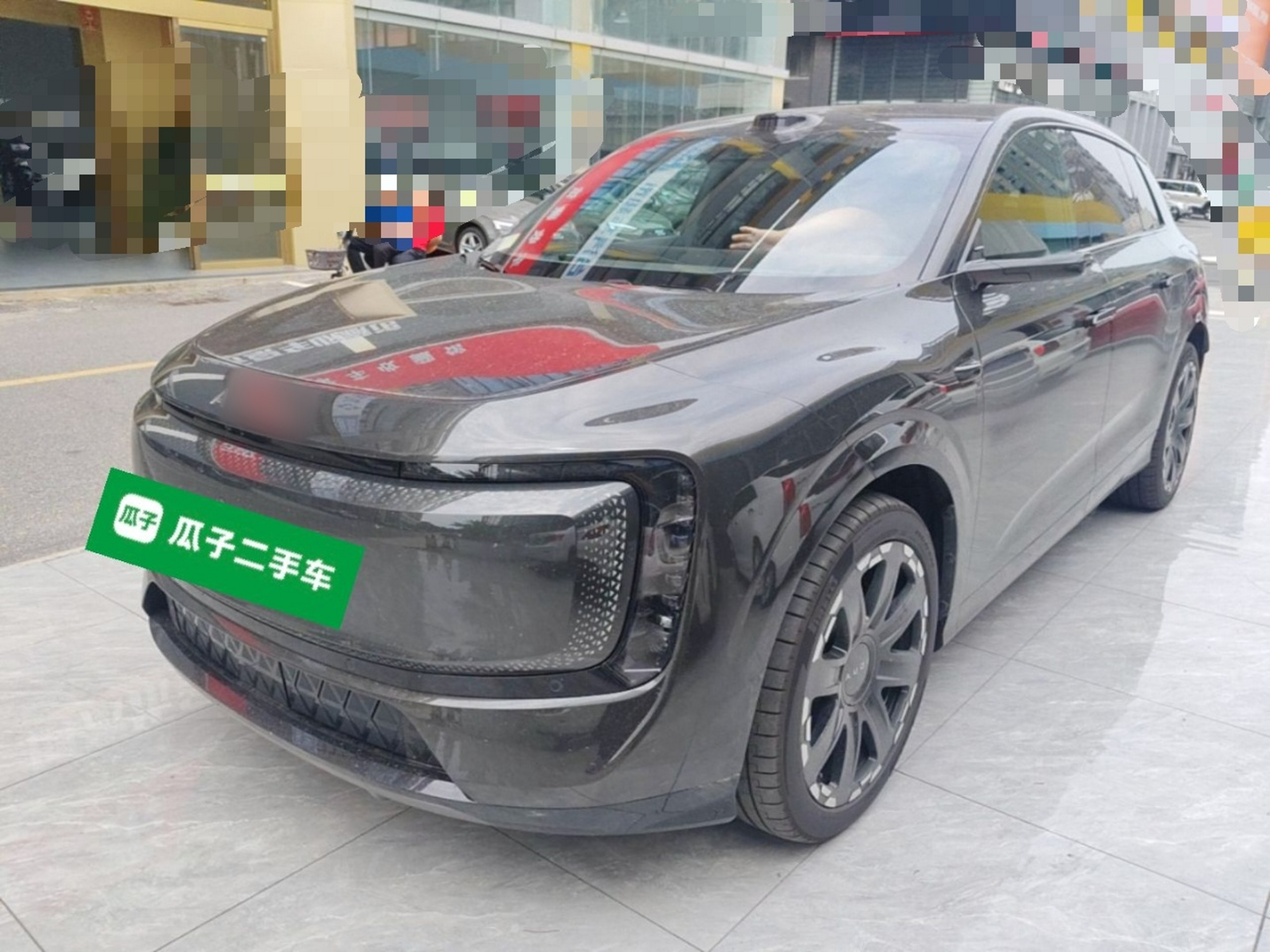 Unter der Vorderseite des Autos