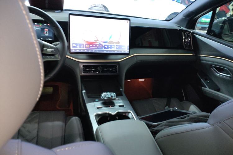 Used BYD Song L DM-i 2025 Intelligent Driving Version 112 km Beyond-Range Type Center Console