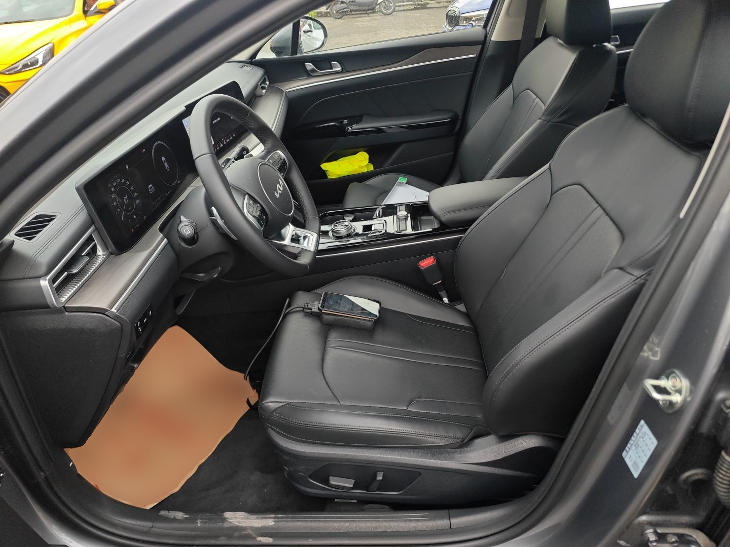 المقاعد الأمامية داخل السيارة