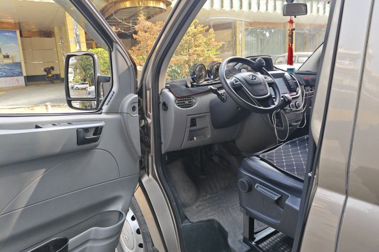 Used SAIC MAXUS Xintu V80 2018 2.5T AMT Aoyuntong Short Wheelbase Ultra-Low Roof 5-6 Seater
