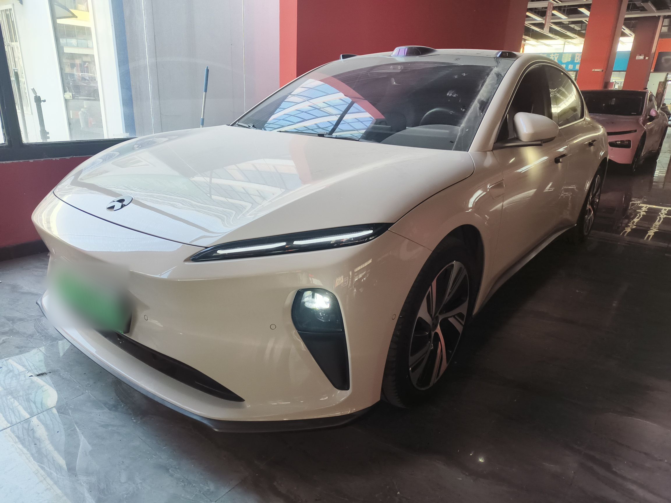 تحت مقدمة السيارة