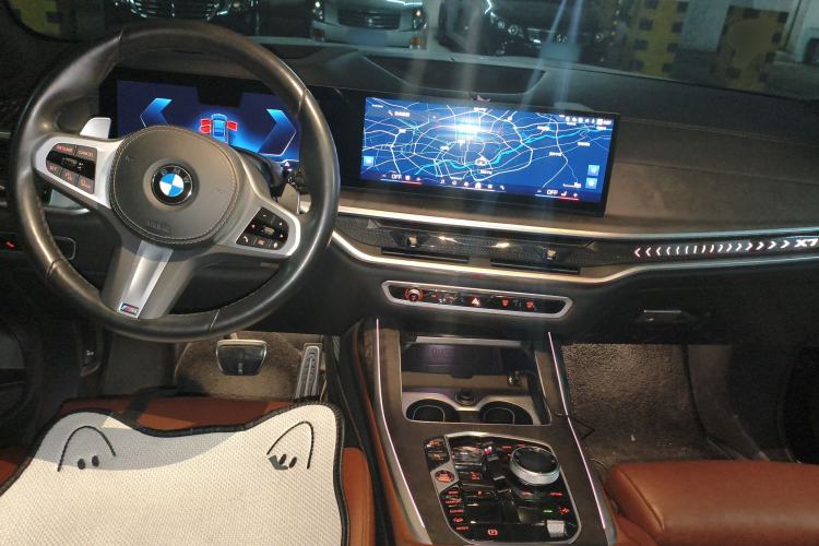 Used BMW X7 2023 xDrive40i Luxury Package with Premium Features Center Console