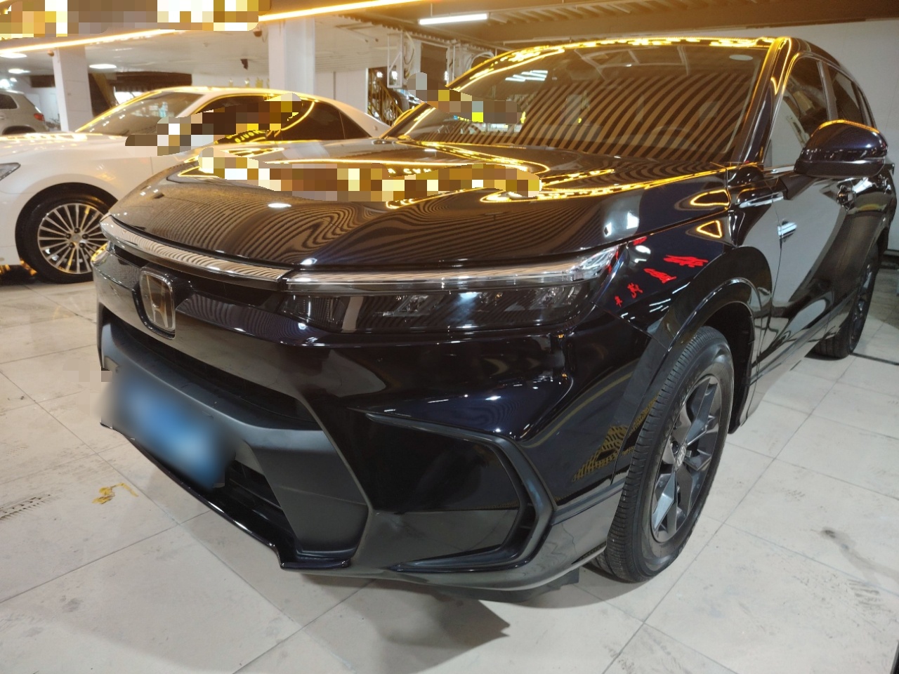 Под передней частью автомобиля