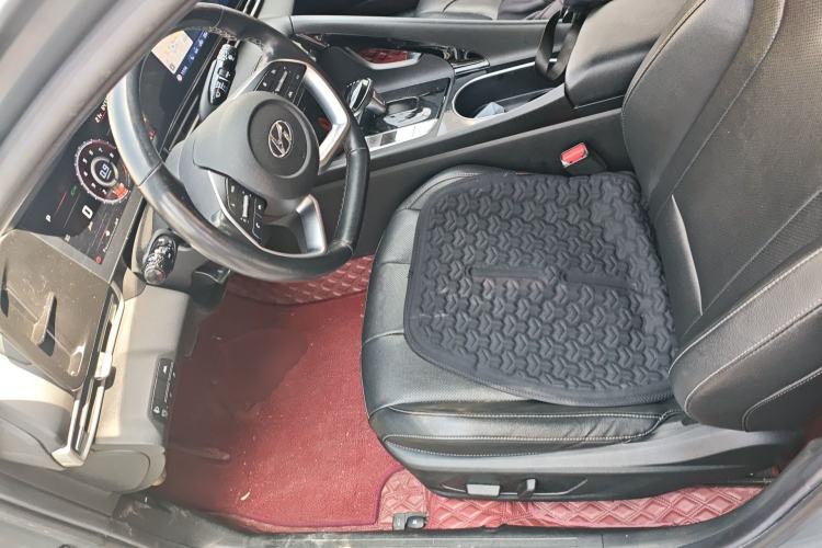 Used Hyundai Elantra 2021 1.5L CVT LUX Prestige Edition Driver Seat
