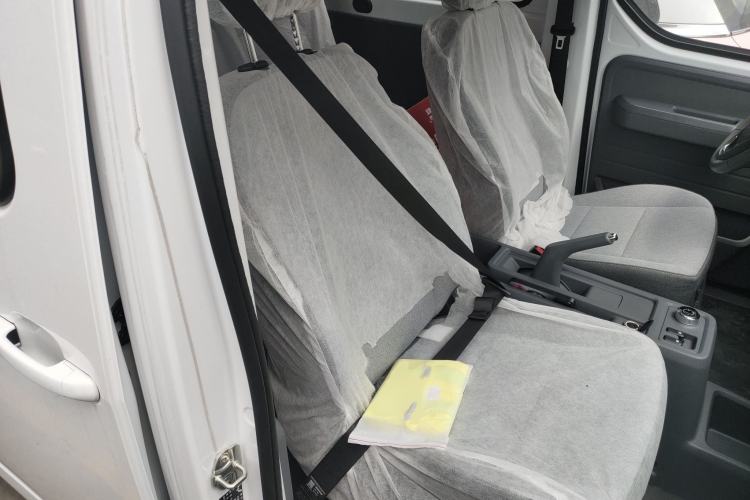 Used Wuling Yangguang 2024 300KM Comfort Version Passenger Van 75kW