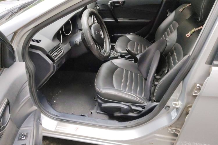 Used Soueast V5 Lingzhi 2014 1.5T CVT Fun-Drive Version
