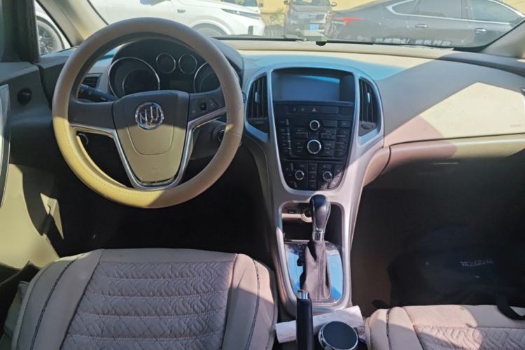 Used Buick GT 2013 GT 1.6L Automatic Fashion Edition Center Console