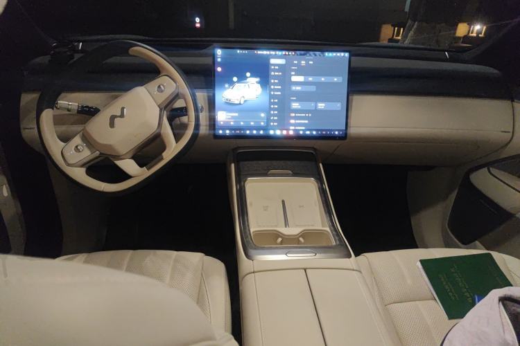 Used ONVO Luxeed L90 2025 Model—Max Six-Seater Version Center Console