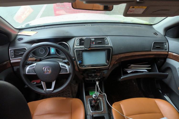 Used BAIC Weiwang S50 2016 1.5T Manual Joyful Elite Edition Center Console