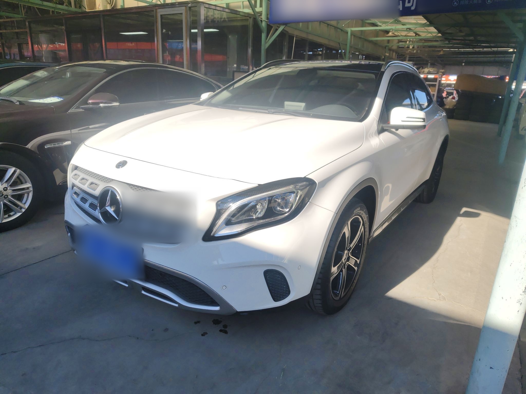 تحت مقدمة السيارة