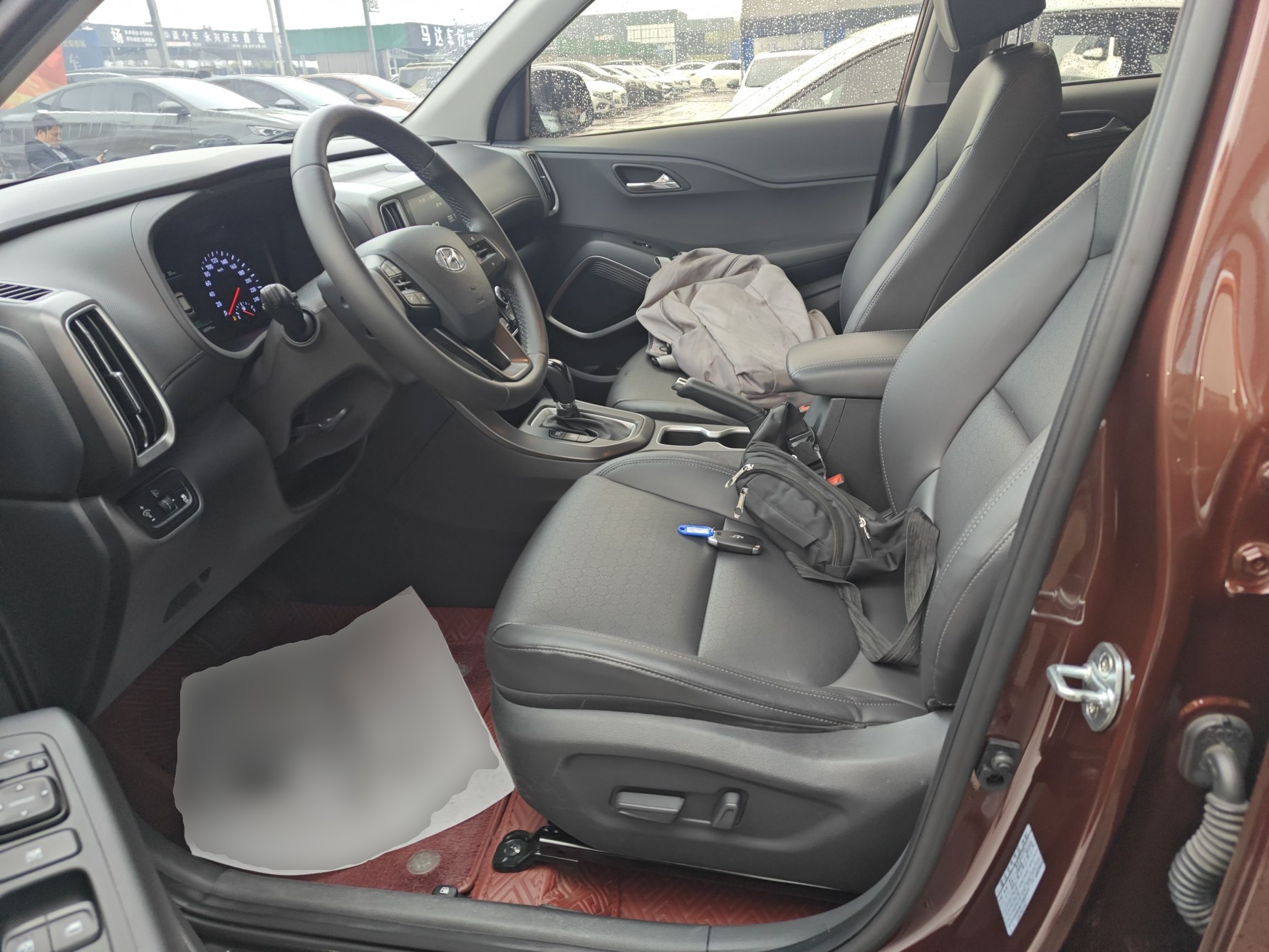 المقاعد الأمامية داخل السيارة