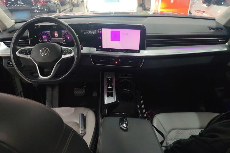 Used Volkswagen Tavendor 2023 330TSI Luxury Touring Edition
