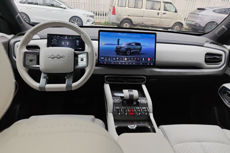 Used Formula Leopard Titanium 3 2025 501KM All-Wheel Drive Intelligent Driving Ultra Version Center Console