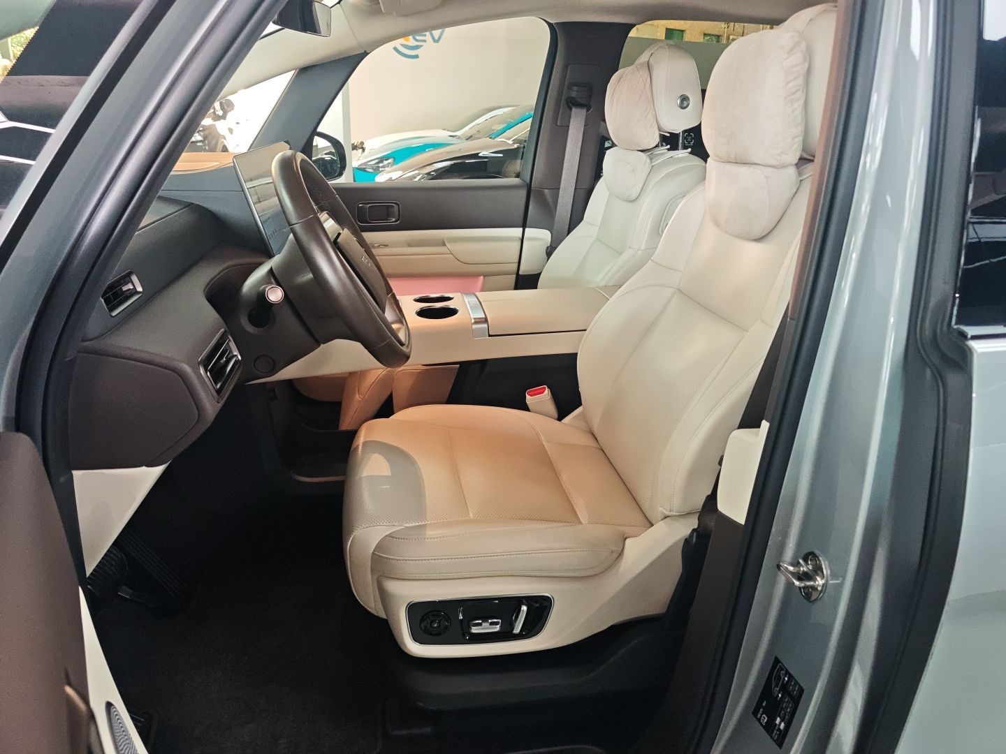 المقاعد الأمامية داخل السيارة