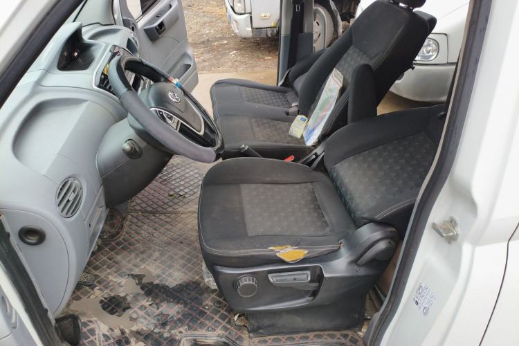 Used SAIC MAXUS Xintu V80 2019 2.5T Classic Model 6-Speed Manual Aotong Long Wheelbase Mid-Height 7-Seater