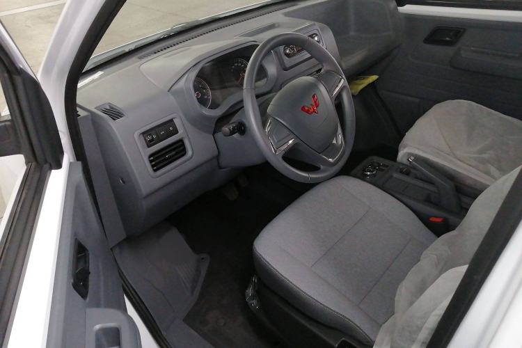 Used Wuling Yangguang 2024 300KM Comfort Version Passenger Van 75kW