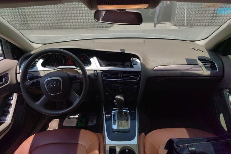 Used Audi A4L 2012 2.0 TFSI automatic standard version Center Console