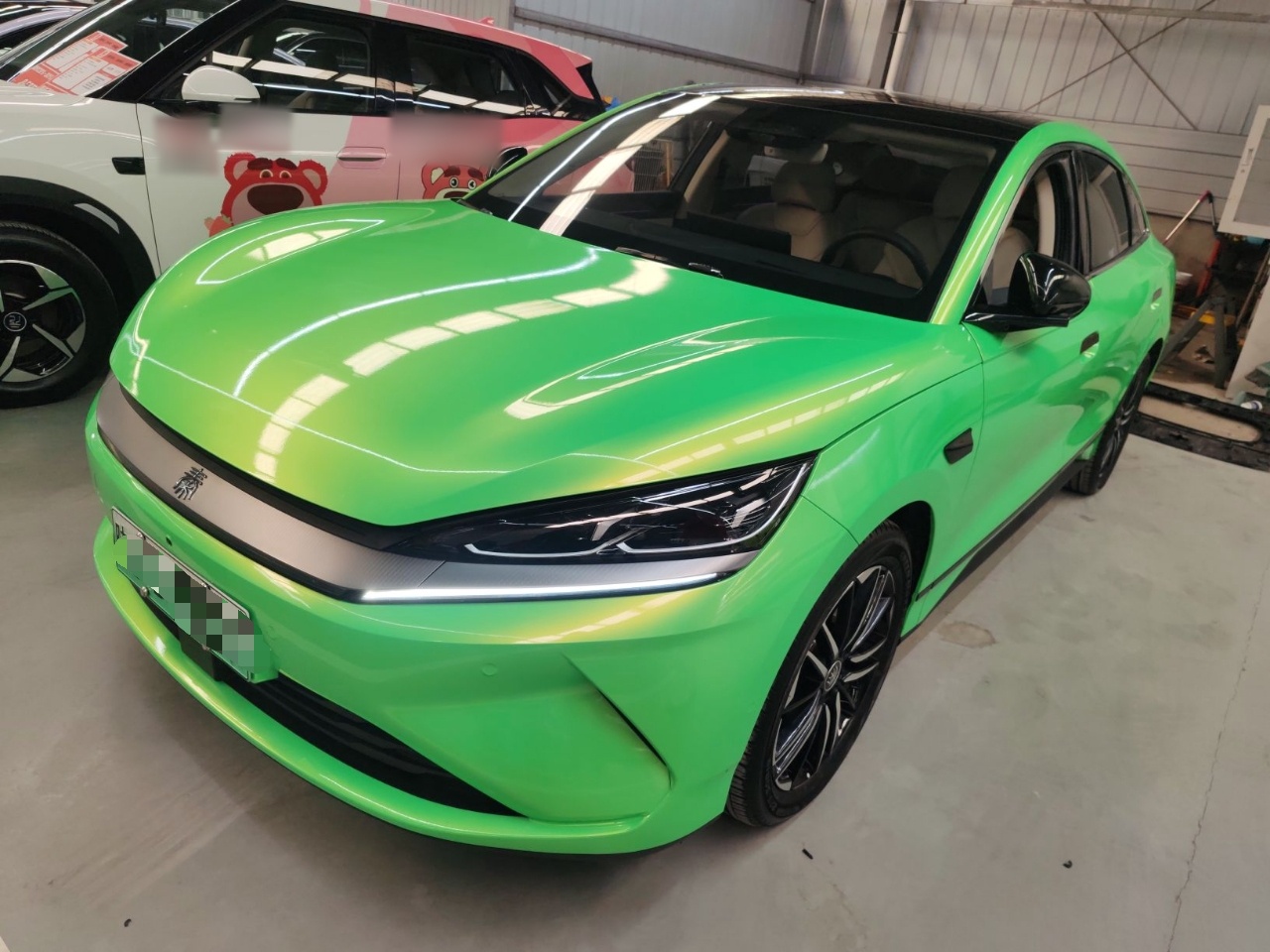 تحت مقدمة السيارة