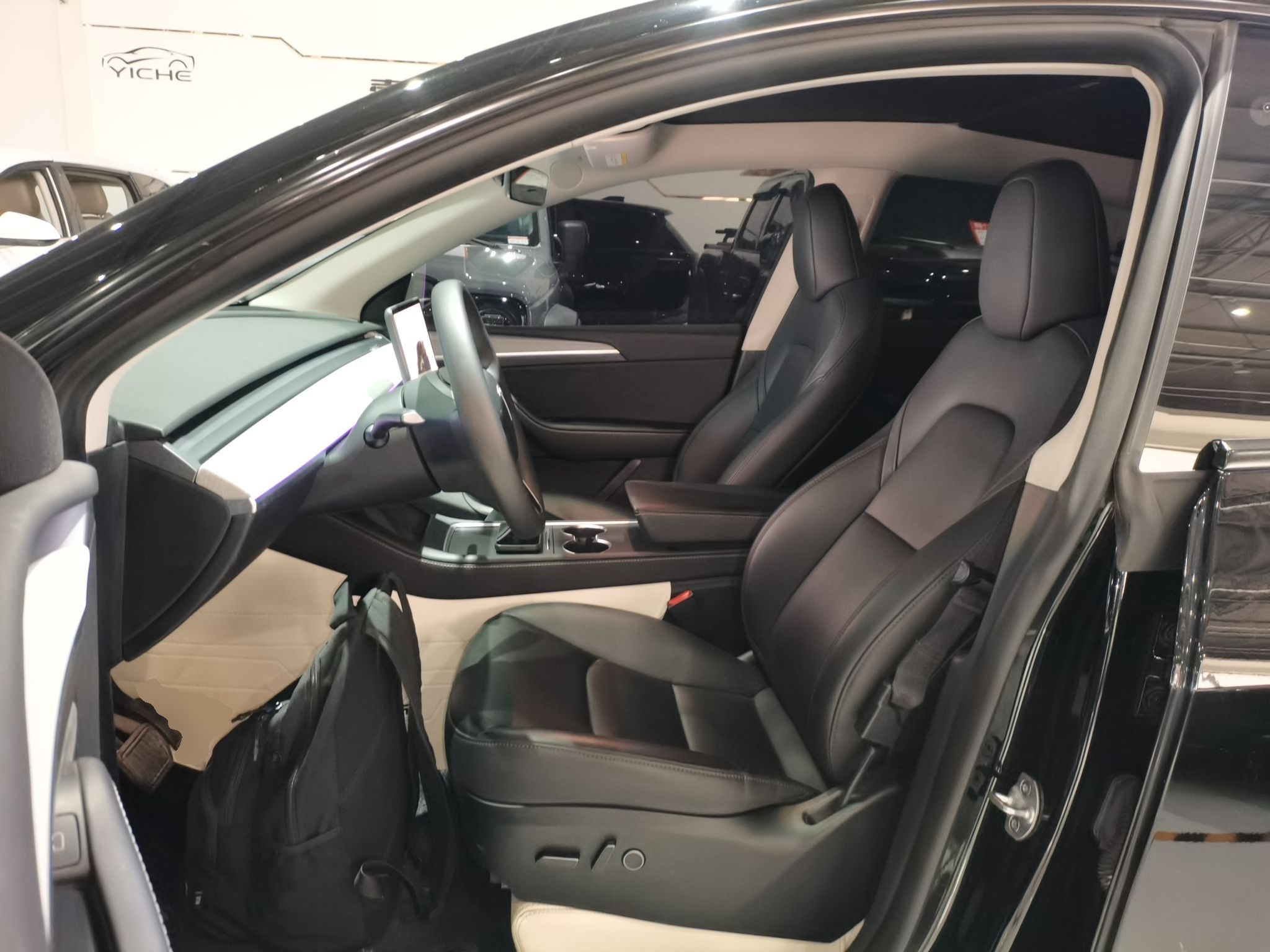 المقاعد الأمامية داخل السيارة