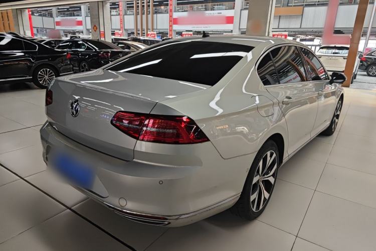 Used Volkswagen Magotan 2018 330TSI DSG Luxury Model Rear Right 45 Deg