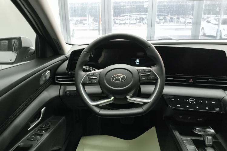 Used Hyundai Elantra 2022 1.5L CVT LUX Prestige Edition
