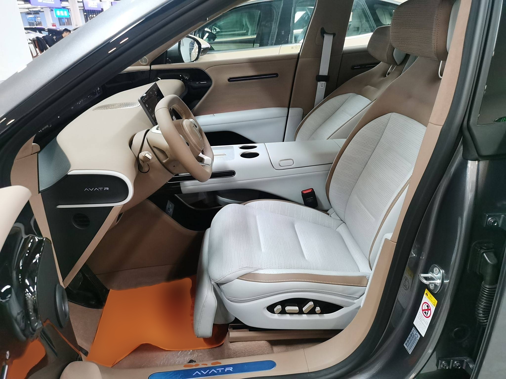 المقاعد الأمامية داخل السيارة