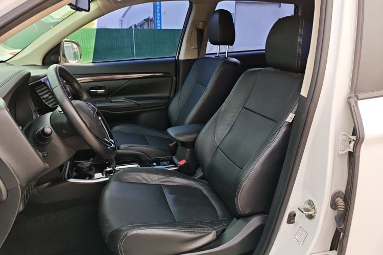 Used Mitsubishi Outlander 2018 2.0L Two-Wheel Drive Glory Edition 5 Seats Left Front Seat