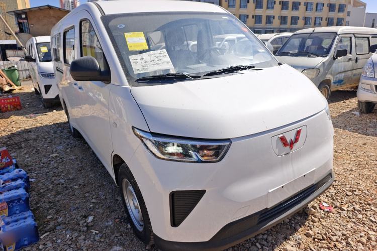 Used Wuling Yangguang 2024 300KM Comfort Version Passenger Van 75kW Exterior 2