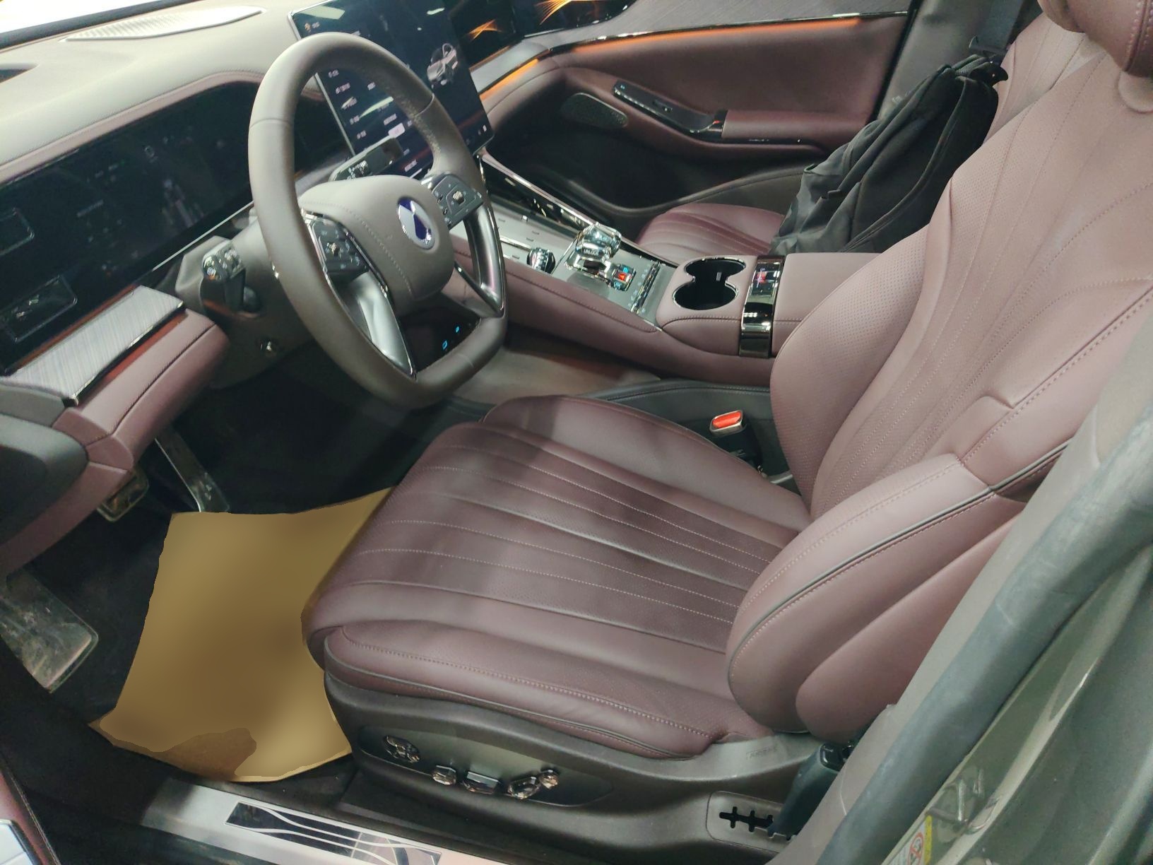 Переднее сиденье в автомобиле