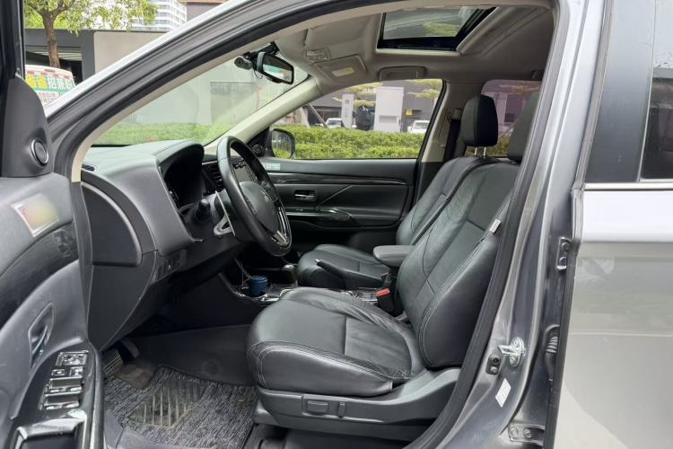 Used Mitsubishi Outlander 2016 2.4L 4x4 Luxury Edition 7-Seater
