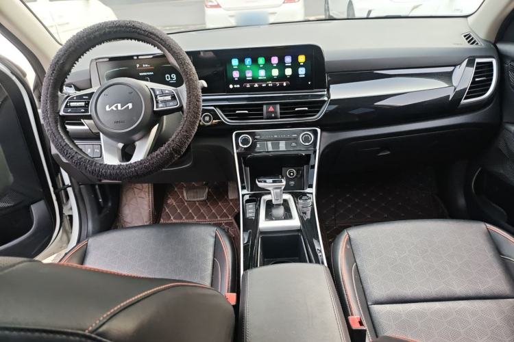 Used Kia Seltos 2023 1.5L CVT Luxury Edition Center Console