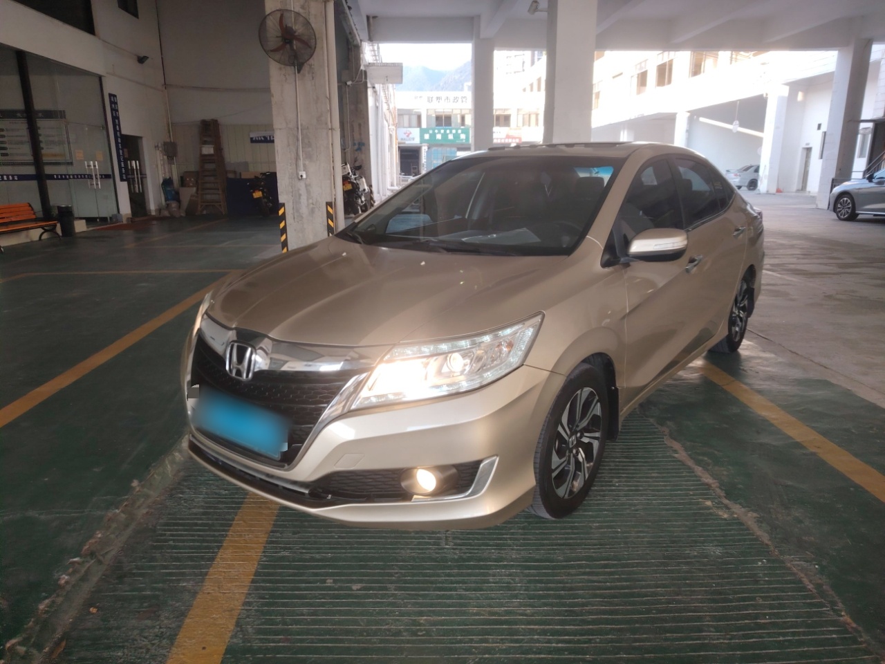 تحت مقدمة السيارة