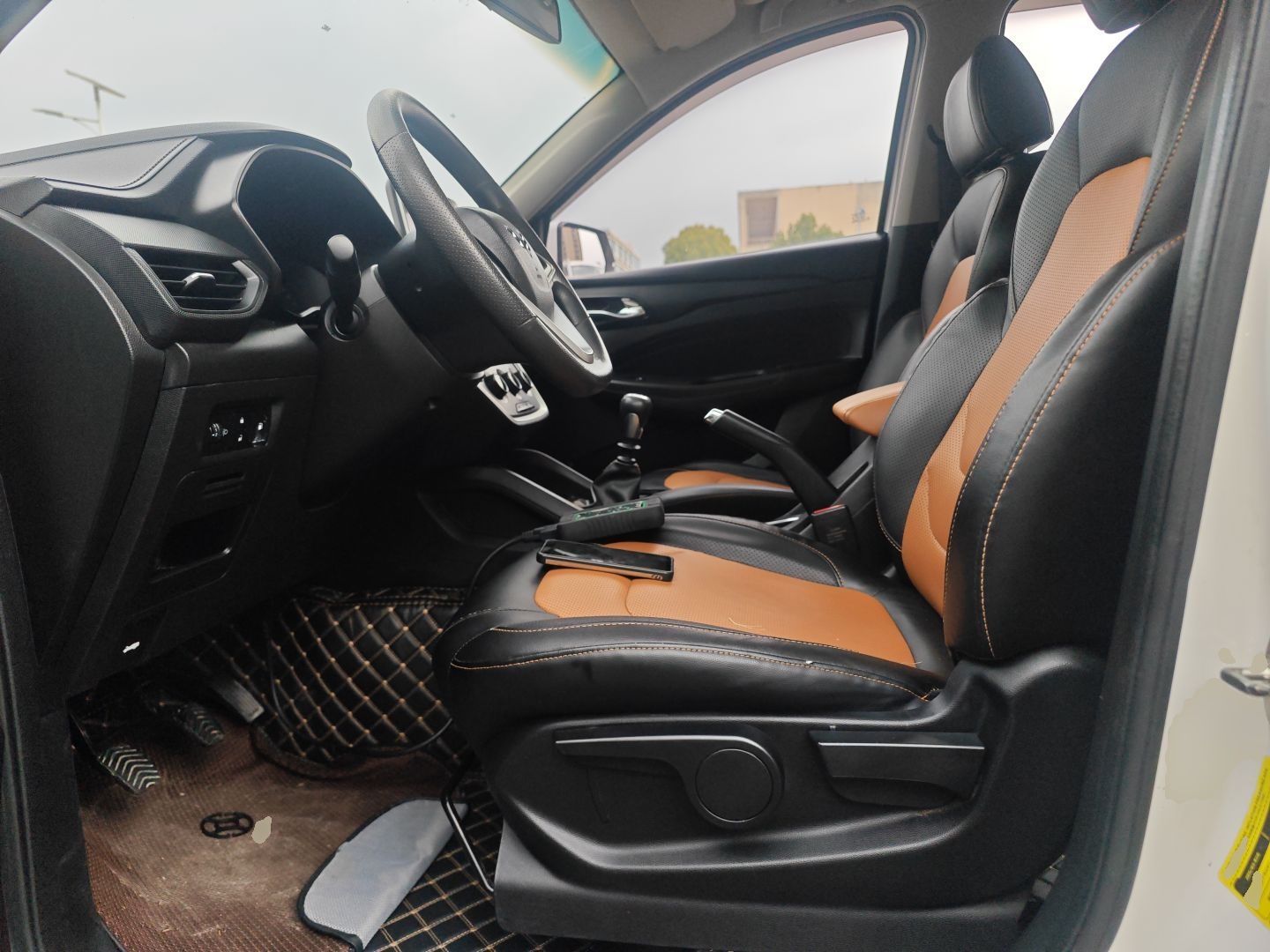 Переднее сиденье в автомобиле