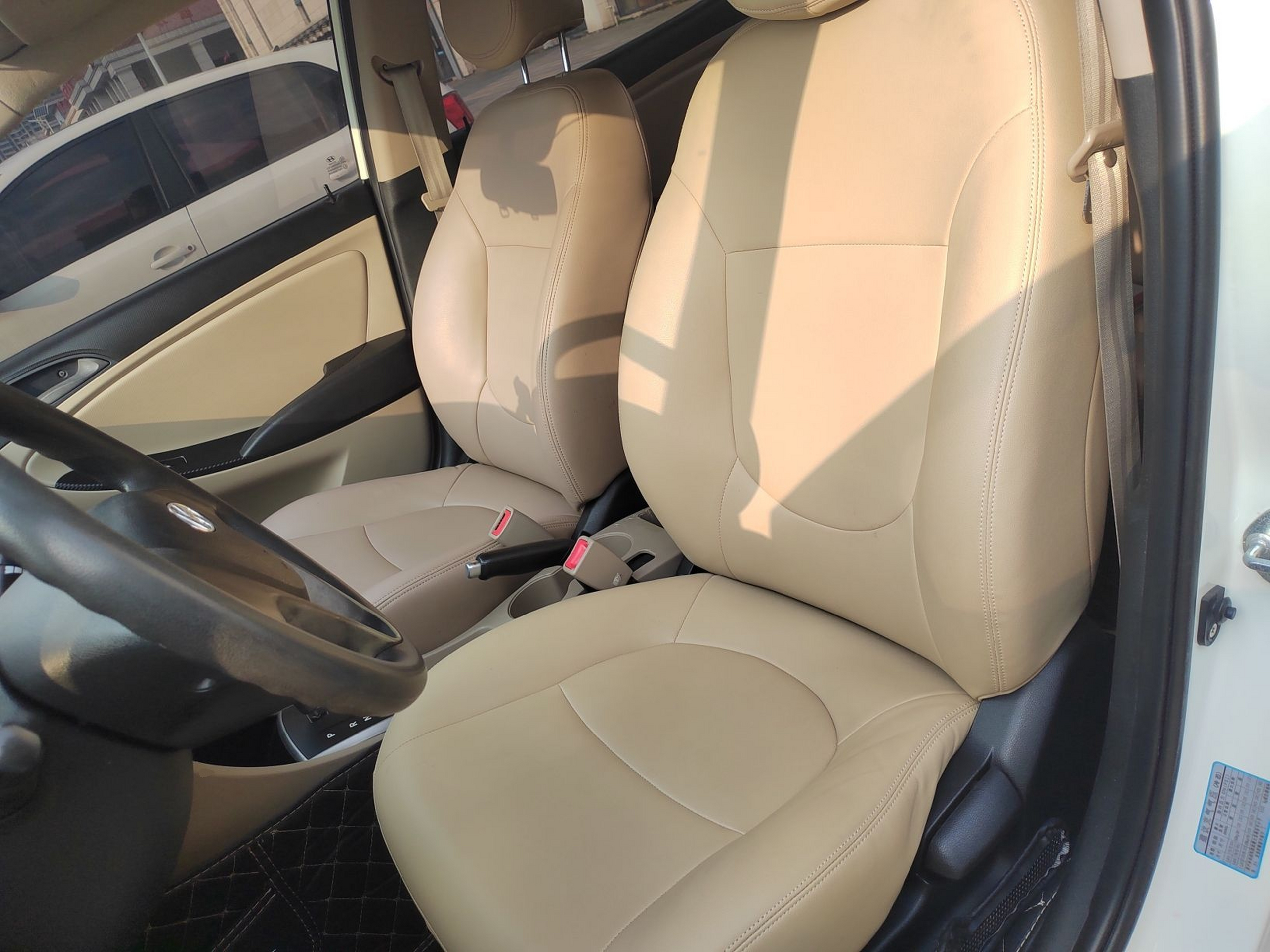 المقاعد الأمامية داخل السيارة