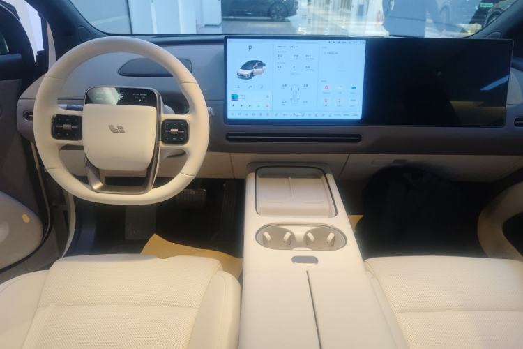 Used Li Auto i6 2025 Model Two-Wheel-Drive Standard Type Center Console