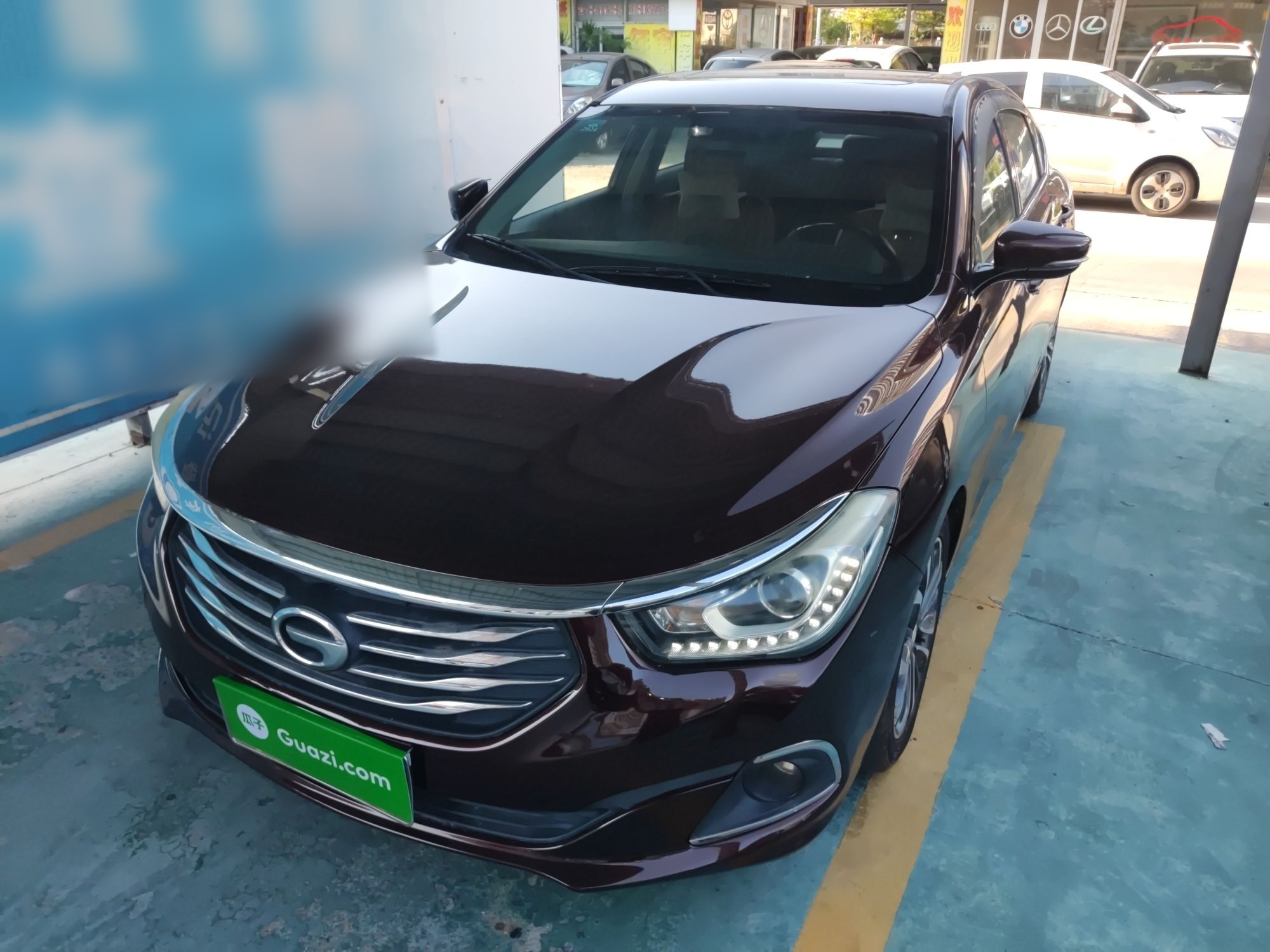 تحت مقدمة السيارة