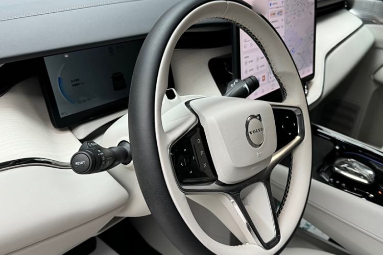 Used Volvo EM90 2025 Ultra Six-Seater