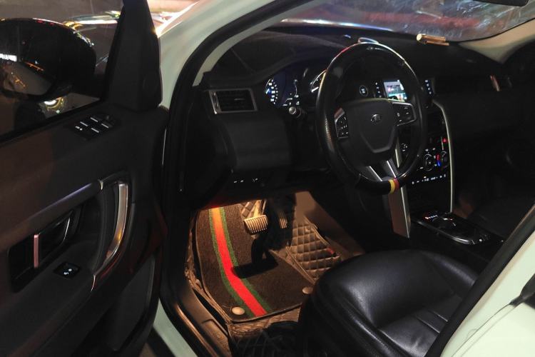 Used Land Rover Discovery Sport 2019 240 PS SE Version China VI Standard Interior 3