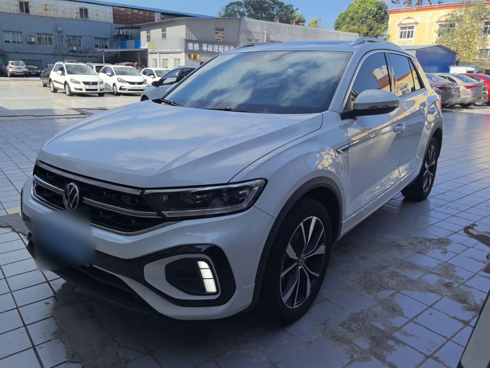 Под передней частью автомобиля