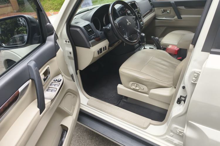 Used Mitsubishi Pajero  Driver Seat