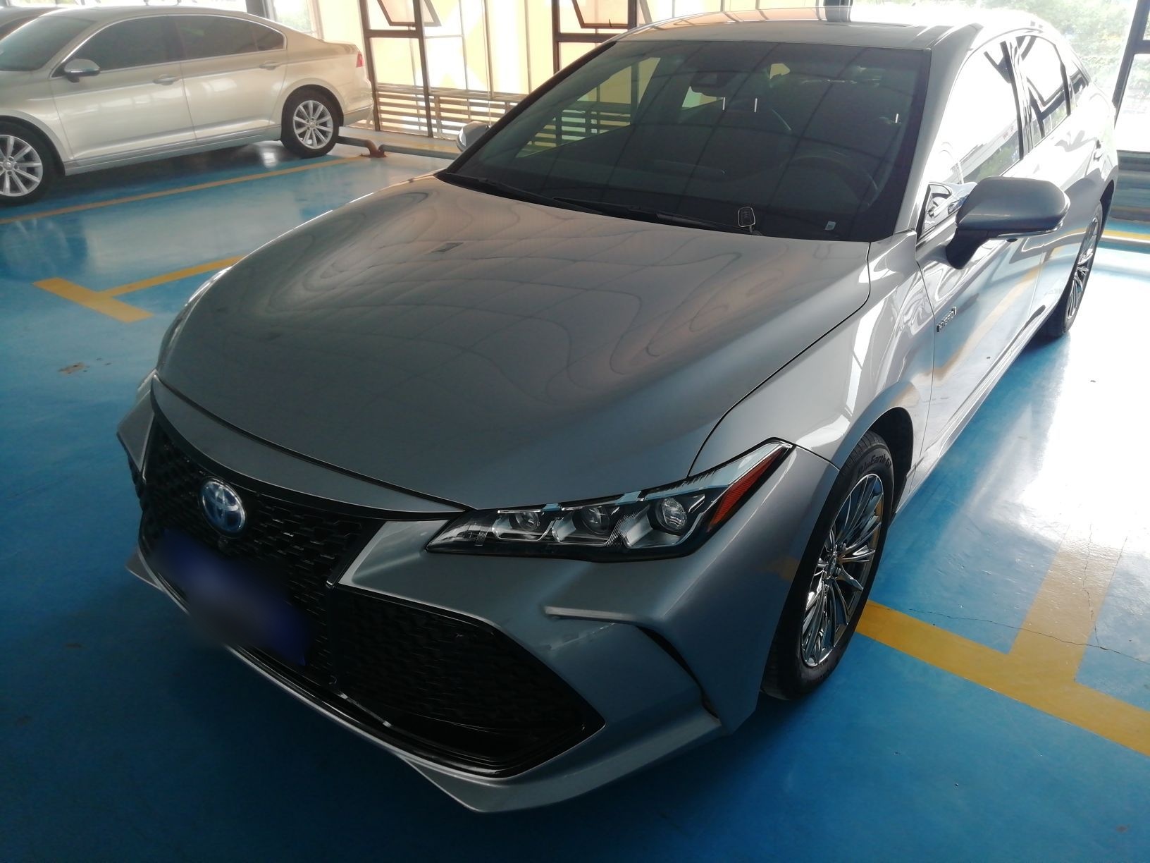 تحت مقدمة السيارة