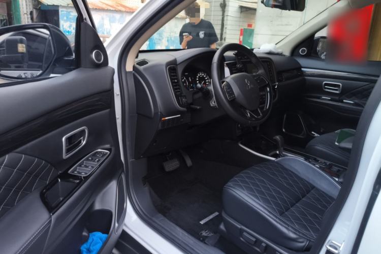 Used Mitsubishi Outlander 2020 2.4L 4x4 Zhi Xiang Edition 7-Seater
