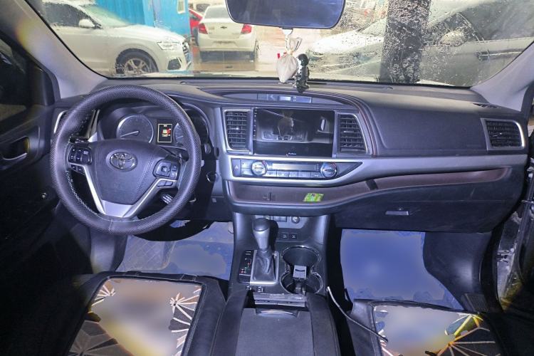 Used Toyota Highlander 2018 2.0T Four-Wheel Drive Luxury Edition 7 Seats China V Emission Standard Center Console