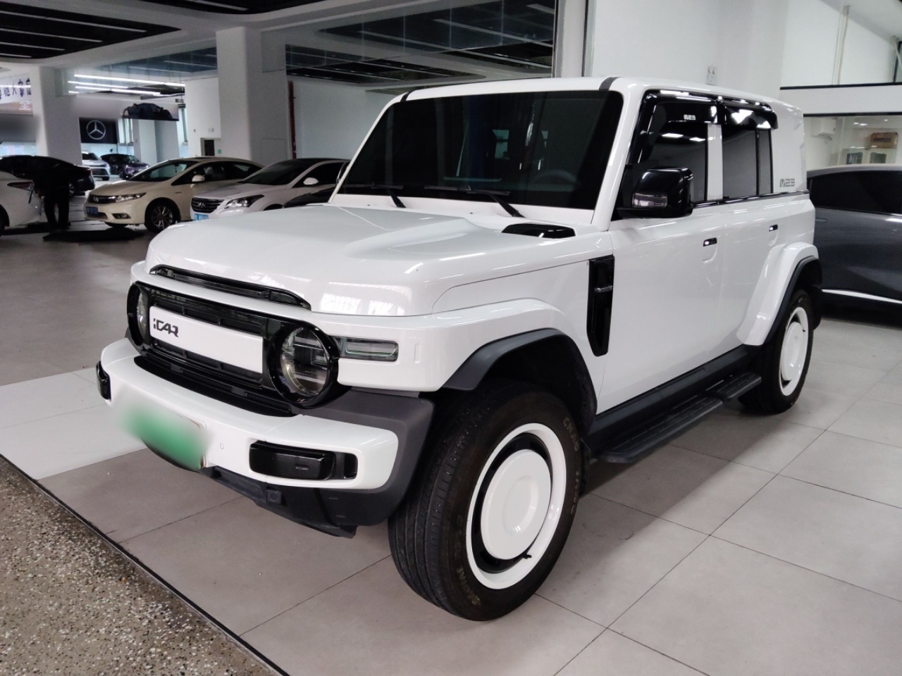 تحت مقدمة السيارة