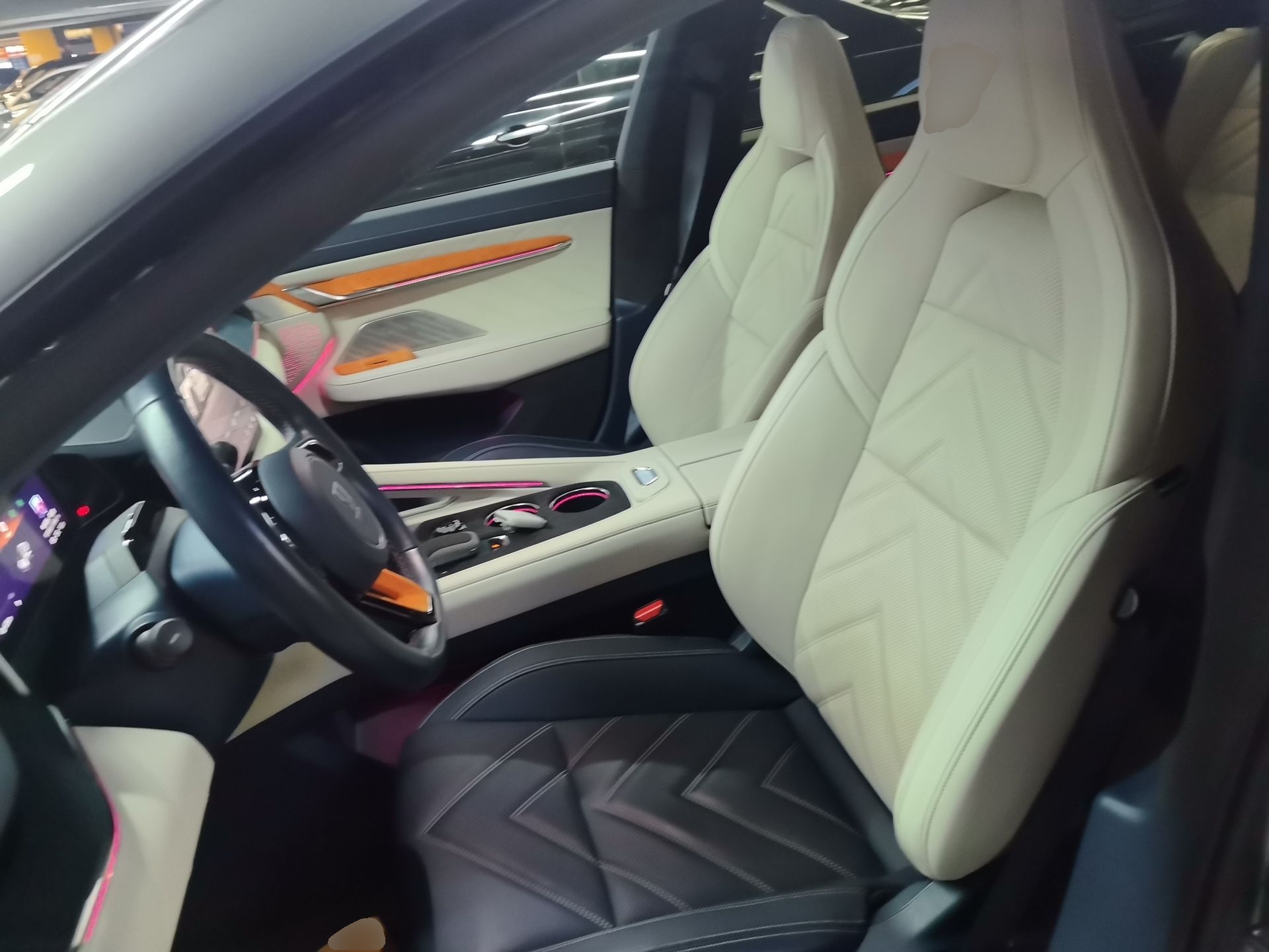 المقاعد الأمامية داخل السيارة