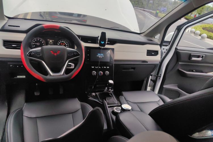 Used Wuling Zhengcheng 2021 1.5T Manual Luxury Commercial Vehicle Center Console