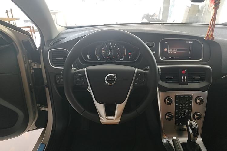 Used Volvo V40 2018 T3 Zhiya Edition

