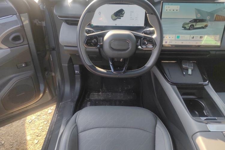 Used Lynk & Co 08 EM-P 2025 220 km All-Wheel-Drive Performance Halo Steering Wheel