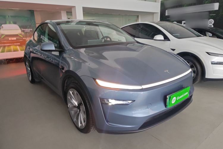 Used Tesla Model Y 2025 Rear-Wheel-Drive Version Front Right 45 Deg